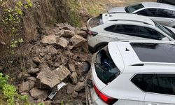 Ordu'da tarihi duvar araçların üzerine çöktü