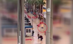 İzmir'de sağanakta bir kişinin çukura düşmesi kamerada