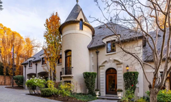 Kampüsün 8 bin metrekarelik devasa konutu satışa çıkarıldı