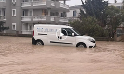 Çeşme'de caddeler dereye döndü, rögarlar taştı! | VİDEO