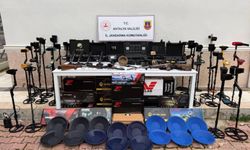 Antalya'da tarihi eser operasyonu: 5 milyonluk sikke, silah, dedektör ele geçirildi