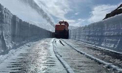 Şırnak'ta çığ tehlikesi sebebiyle 70 gündür kapalı olan belde yolu açılıyor