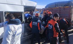 Öğrenci servisi TIR'a çarptı: Ölü ve yaralılar var!