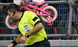 Bu da oldu! Hakeme tribünden scooter atıldı