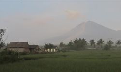 Endonezya'da yanardağ alarmı: Semeru 1000 metre yüksekliğe kül püskürttü