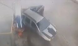 Akaryakıt istasyonuna girmişti! Antalya'daki kaza anı kameraya yansıdı