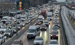 İstanbul'da haftanın ilk iş gününde trafik kilitlendi