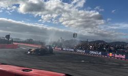 Gösteri sürüşünde Tsunoda'nın sürdüğü araç alev aldı