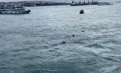İstanbul Boğazı'nda panik anları: Bir yolcu denize atladı