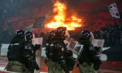 Tribünlerde meşale yangını! Kızılyıldız – Partizan maçı olaylı geçti...