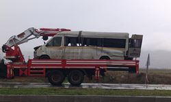 Yağış sonrası korkunç kaza: Taklalar atan transit hurdaya döndü