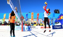 Uludağ'ın zirvesinde kar voleybolu heyecanı başladı