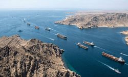 Hürmüz Boğazı'ndan 100 gemi geçiyor: Kimler bu riski alabiliyor?
