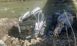 8 metreden düşen mikser hurdaya döndü: Sürücü ağır yaralı