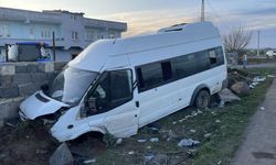 Diyarbakır'da bahçe duvarına çarpan servis minibüsündeki 10 kişi yaralandı