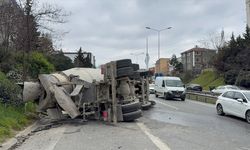 Ümraniye'de feci kaza: Beton mikseri otoyola devrildi