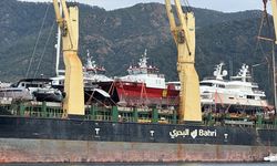 Marmaris'e kargo gemisiyle lüks motor yatlar getirildi