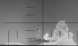 ABD, İran’a ait savaş gemisinin torpido ile vurulma anlarını paylaştı