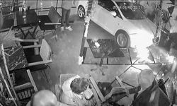 Otomobil kafeye daldı: 2 yaralı