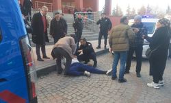 İstismarda bulunduğunu iddia ettiği şahsı adliye önünde kalbinden bıçakladı