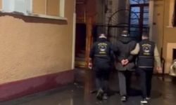 Beyoğlu'nda pes dedirten hırsızlık: Yerdeki telefonu önce ayağıyla itti, sonra çaldı!