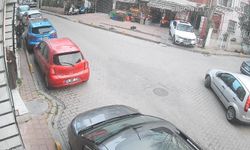 Fatih'te gündüz vakti sessiz kapkaç: Apartman girişindeki o şok anları kamerada!