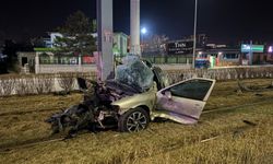 Kayseri'de feci kaza: Tramvay yoluna çıkan otomobil kağıt gibi büküldü