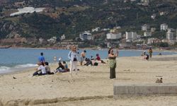 Alanya'da termometreler 20 dereceyi gördü, vatandaşlar plaja akın etti