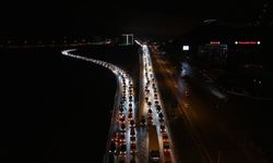 Tatil dönüşü yoğunluk: Araç kuyruğu 40 kilometreyi aştı