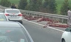 Eskişehir'de profil demirler yola savruldu, arkadaki araç zarar gördü