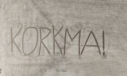 Aksaraylı çiftçiden İstiklal Marşı’na tarlada saygı duruşu