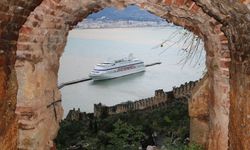 Alanya'ya yılın ilk kruvaziyeri geldi: 946 turist