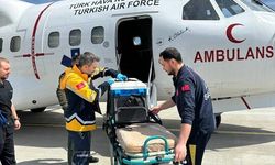 Ambulans uçakla hayat taşıdılar