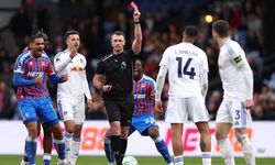 İkinci sarı var kırmızı yok! İngiltere’de büyük hakem hatası