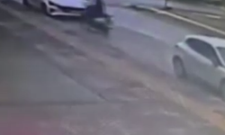 Ankara'da akılalmaz kaza: Kadın motosikletli, park halindeki araca çarpıp kaçtı