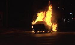 Antalya'da alev topuna dönen araçtan aile son anda kurtuldu