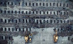 Abbas Arakçi, katledilen ilkokul öğrencilerinin mezar yerlerini paylaştı