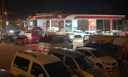 Hakkari’de akaryakıt kuyruğu: Zam gelecek diye istasyonlar doldu taştı