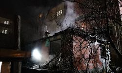 Beyoğlu'nda metruk binada korkutan yangın