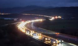 Bayram dönüşü çilesi: 30 kilometrelik araç kuyruğu havadan görüntülendi