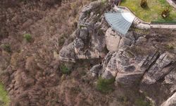 Genç kız cam terastan kendini boşluğa bıraktı