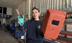 Aydınlı Elif, baba mesleği demirciliği devam ettiriyor