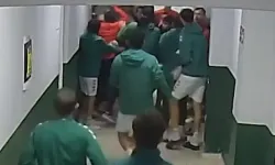 Soyunma odasını bastı, rakip hocaya yumruk attı!