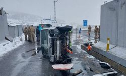 Bingöl'de iki farklı kaza! Beton duvara çarpıp takla attı!