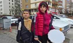 Biri davul çalıyor, biri mani söylüyor... Bayram harçlıklarını böyle topluyorlar