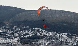 Bodrum semalarında dev Türk bayrağı dalgalandı