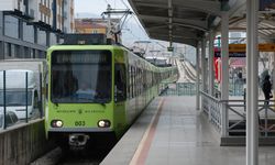 Bursa'da metro durdu, yolcular raylara indi