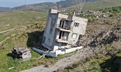 İzmir'de çöp tesisinin neden olduğu heyelan mahalleyi yutuyor! 14 ev yıkıldı