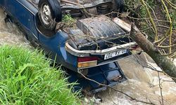 Derede ters dönmüş araç ve ceset bulundu