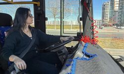Diyarbakır'da 50 kadın, otobüs şoförü olmak için direksiyonda